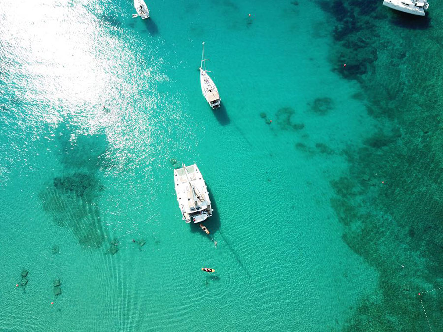 Katamaran und Segelyacht in der Bucht auf Insel Hvar in Kroatien