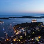 Stadt Hvar und Hafen in der Nacht