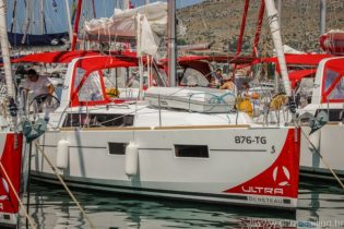 Segelyacht Beneteau Oceanis 35 am Steg in Marina Trogir, Kroatien