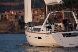 Segelboot Beneteau Oceanis 41 beim Segeln mit einem Pärchen im Cockpit