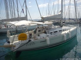 Steuerbordseite von Segelyacht Beneteau First 35 in Marina Kastela, Kroatien