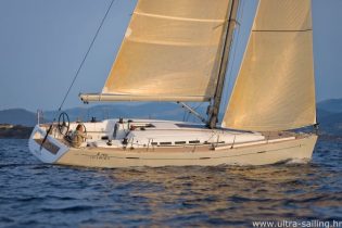 Segelyacht Beneteau First 45 beim Segeln in den Sonnenuntergang