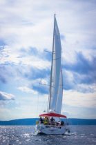 Segelyacht Beneteau Oceanis 45 beim Segeln in Kroatien Trogir