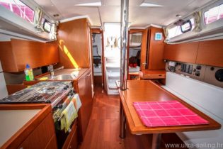 Salon mit Küche von Segelyacht Beneteau Oceanis 35