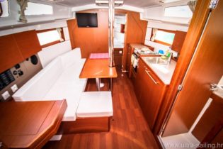 Salon mit Küche von Segelyacht Beneteau Oceanis 35