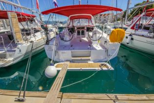 Heckmit Badeplattform von Segelyacht Beneteau Oceanis 38 in Marina Trogir, Kroatien