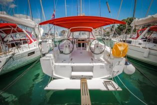 Heck von Segelyacht Beneteau Oceanis 38 in Marina Trogir, Kroatien