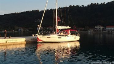 Segelyacht Beneteau Oceanis 41.1 auf einer Mole in Kroatien