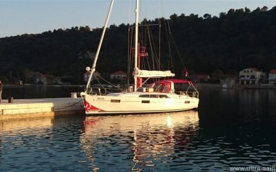 Segelyacht Beneteau Oceanis 41.1 auf einer Mole in Kroatien