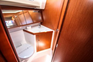 Toilette mit Waschbecken von Segelyacht Beneteau Oceanis 41.1