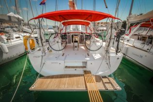 Heck mit Badeplattform von Segelyacht Beneteau Oceanis 41.1 in Marina Trogir, Kroatien
