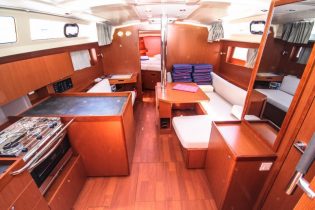 Salon und Küche von Segelyacht Beneteau Oceanis 41.1