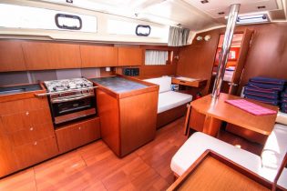Küche und Salon von Segelyacht Beneteau Oceanis 41.1