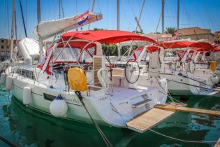 Backbordseite von Segelyacht Beneteau Oceanis 41.1 mit Bimini und Badeplattform