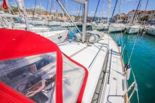 Deck mit Beiboot von Segelboot Beneteau Oceanis 41