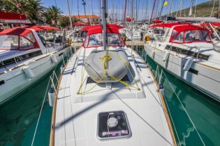 Deck mit Beiboot von Segelboot Beneteau Oceanis 41