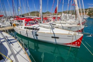 Steuerbordseite von Segelboot Beneteau Oceanis 41