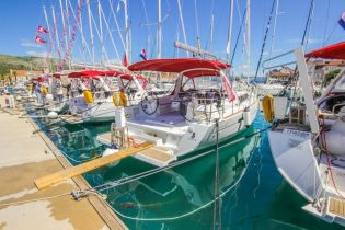 Segelboote am Pier in Marina Trogir, Kroatien