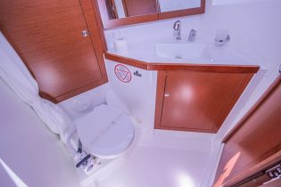 Toilette von Segelyacht Beneteau Oceanis 45