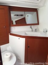 Toilette von Segelyacht Beneteau Oceanis 45