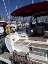 Cockpit mit Steuerrad von Segelyacht Beneteau Oceanis 45