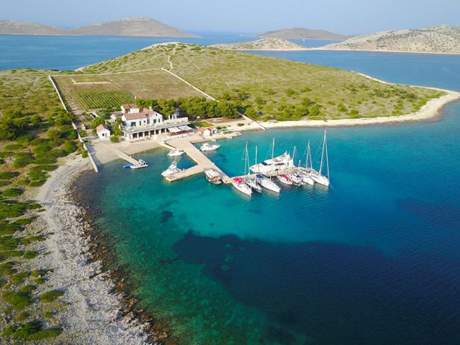 Vogelperspektive von Bucht auf Kornati Inseln in Kroatien