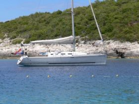 Steuerbordseite von Segelboot Beneteau First 40.7 auf Anker in einer Bucht in Kroatien