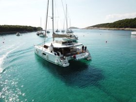 Katamaran Saba 50 Fountaine Pajot in Bucht in Kroatien