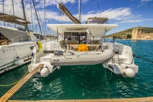Cockpit von Katamaran Fountaine Pajot Lucia 40