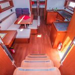 Salon und Küche von Segelyacht Beneteau Oceanis 48