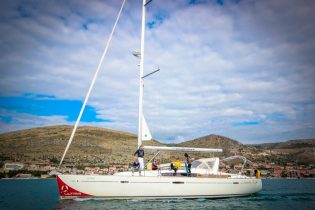 Mehrere Personen beim Segeln auf der Segelyacht Beneteau Oceanis 50 in Kroatien