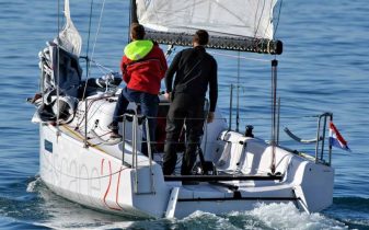 Segelboot Seascape 27 beim Segeln mit 2 Personen im Cockpit