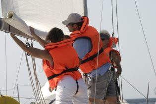 Teilnehmer der Ultra Segelschule beim Segel setzen in Kroatien