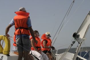Teilnehmer der Ultra Segelschule beim Segeln in Kroatien