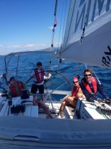 Teilnehmer der Ultra Segelschule beim Navigationskurs im Cockpit