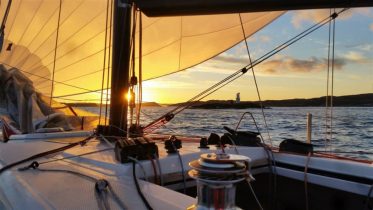 Blick aus dem Cockpit von Segelboot Seascape 27 in den Sonnenuntergang in Kroatien