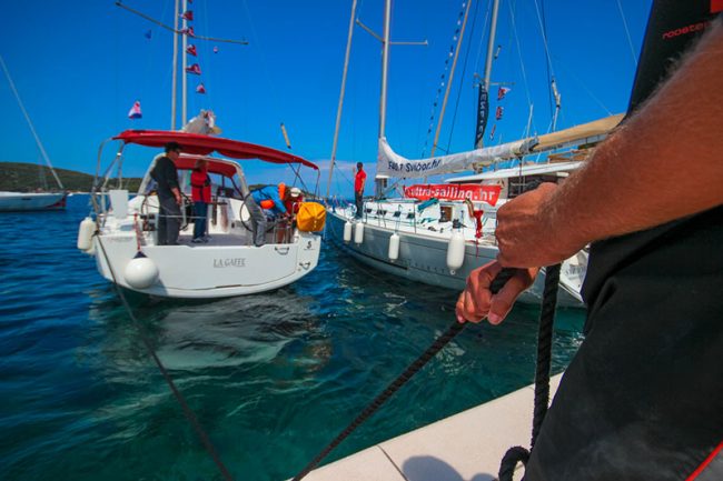 Segelboot Beneteau Oceanis 38 beim Festmachen auf der Insel Solta in Kroatien