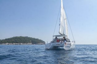 Katamaran Lagoon 380 bei segeln in Kroatien von hinten gesehen