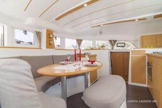Salon mit bedeckten Tisch von Katamaran Lagoon 380