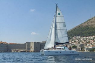 Katamaran Lagoon 380 Backbord seite beim segeln vor Dubrovnik in Kroatien