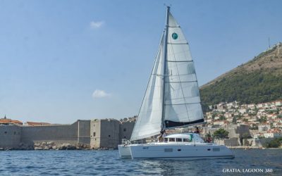 Katamaran_Lagoon380_Segelurlaub_Kroatien Katamaran Lagoon 380 Backbord seite beim segeln vor Dubrovnik in Kroatien