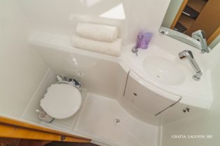 Toilette von Katamaran Lagoon 380