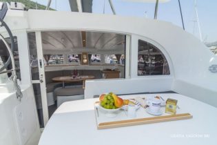 Blick aus dem Cockpit ins Salon von Katamaran Lagoon 380