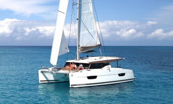 Katamaran Fountaine Pajot Lucia 40 auf Anker