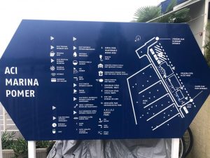 Eingang und Plan der ACI Marina Pomer in Istrien