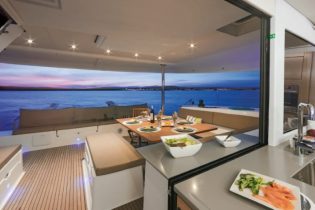 Cockpit von Katamaran Saba 50