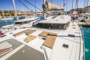 Bug von Katamaran Saba 50 in Trogir