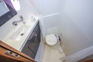 Toilette von Katamaran Saba 50