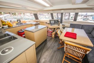 Salon Küche von Katamaran Saba 50