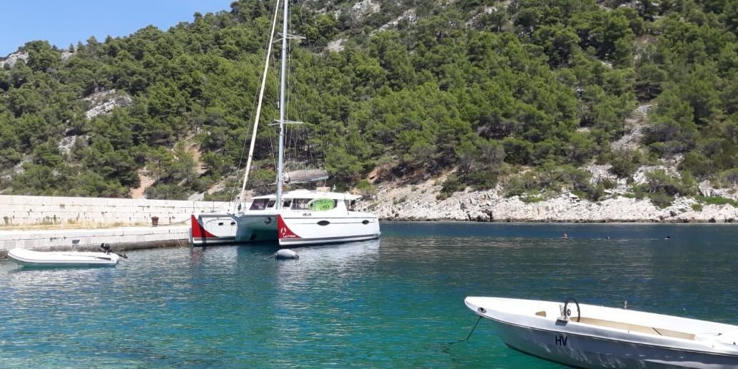 Katamaran am Kai in Kroatien